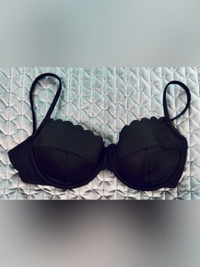 EUC J.Crew Black Scalloped Bikini Top (34C)